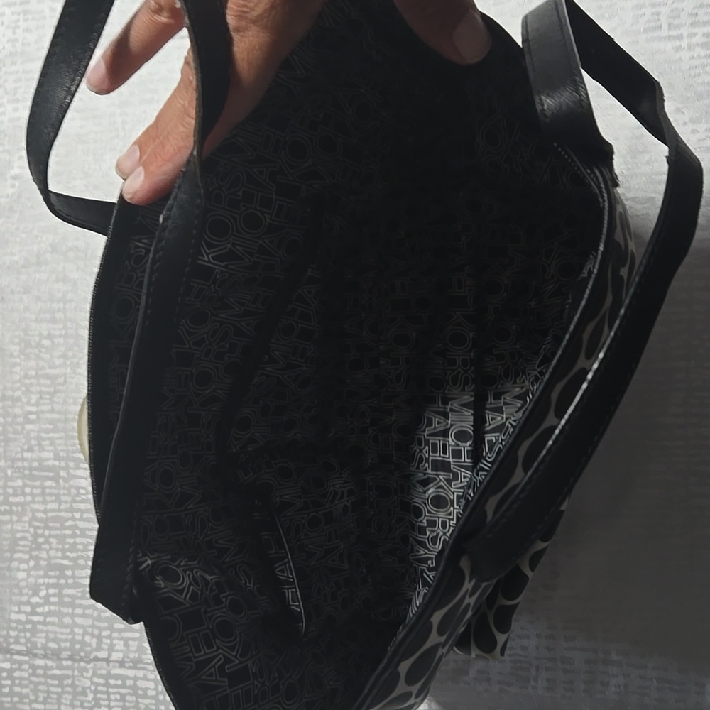 Michael Kors Kiki Tote - Picture 2 of 4